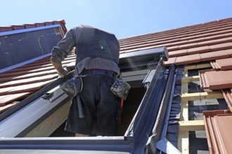 Employees of Zimmerei Mellein GmbH install the roof windows in the Mutterstadt development area,