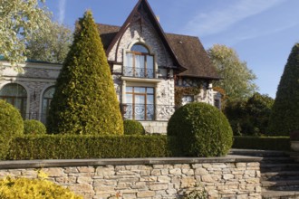 Cottage garden with stone stairs and retaining wall, Modern landscape design