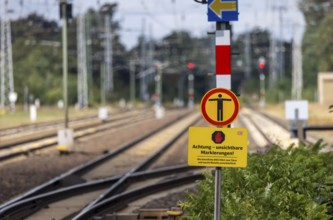 Deutsche Bahn AG warning sign for cable thieves: Attention, invisible markings against theft.