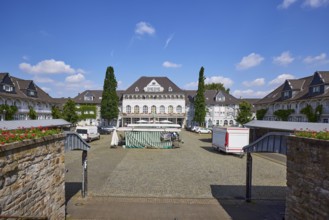 Market square with market stalls and the Gasthaus zur Margarethenhöhe in the Margarethenhöhe