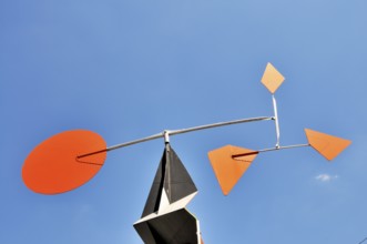 The modern sculpture -Crinkly avec disque rouge- by the US-American sculptor Alexander Calder,