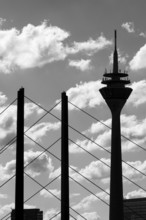 Silhouette von Rheinkniebrücke und Rheinturm, Düsseldorf, NRW, Deutschland