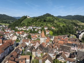 The old town centre of Gengenbach with the Haigeracher Tor, town gate, and the Jakobuskapelle,