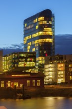 Erleuchtete Bauwerke im Medienhafen nach Sonnenuntergang, Düsseldorf, NRW, Deutschland