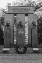 Monument to the Republic, decorated with a wreath of honour and flowers, Grete-Rehor-Park in the