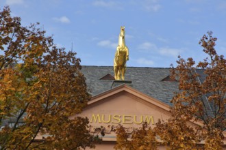 Golden horse figure by Heinz Müller-Olm on the roof of the museum, golden, golden, horse,