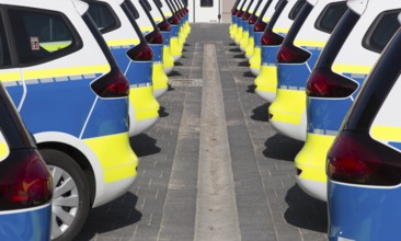 New radio patrol cars at the police station in Potsdam, 14/03/2016