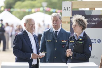 Olaf Scholz (Federal Chancellor, SPD) visits the THW (Federal Agency for Technical Relief) stand