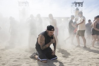 Matthias Engst, singer of the band Engst on the beach in front of the Becks Beach Stage at the