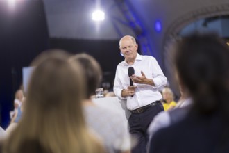 Olaf Scholz (Chancellor of the Federal Republic of Germany, SPD) surrounded by guests at the