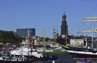 Tugboat, Hamburg, Hamburg, Federal Republic of Germany, Europe, Germany, Hamburg, Elbe, View across