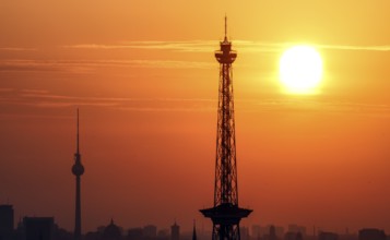 Sunrise in Berlin, Radio Tower, Television Tower, 06.09.2024, Berlin, Berlin, Germany, Europe