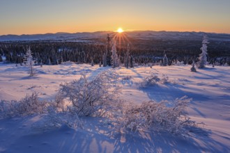 Winter mountain landscape, sunrise, sunbeams, winter, snow, cold, Dempster Highway, Yukon, Canada,