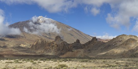 Pico del Teide, 3715m and Roques de Garcia, Teide National Park, Tenerife, Canary Islands, Spain,