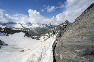 Mountaineer on a hiking trail with snow, ascent to the Nördliche Mörchnerscharte, behind mountain