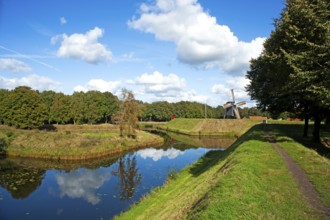 Circular route, ramparts, windmill, fortress, Bourtange, Netherlands