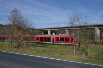 Regional train in the Schnaittach valley, on the right the motorway bridge of the A9 spans the