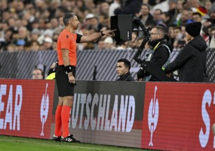 Referee Slavko Vincic (SVN) in the review area, gestures, gesture, VAR, video assistant referee,