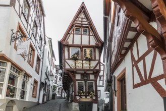 Market square with medieval half-timbered houses, Bernkastel-Kues, Moselle, Rhineland-Palatinate,