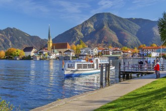 Excursion boat at Malerwinkelblick with waterfront of the village, parish church St. Laurentius and