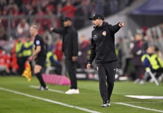 Coach Coach Sebastian Hoeneß VfB Stuttgart on the sidelines Gesture Gesture Coach Coach Vincent