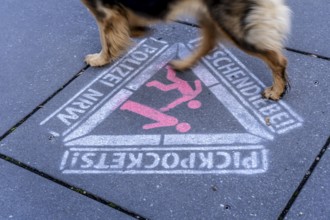 Warning against pickpockets, sprayed on the pavement, action by the North Rhine-Westphalia police,