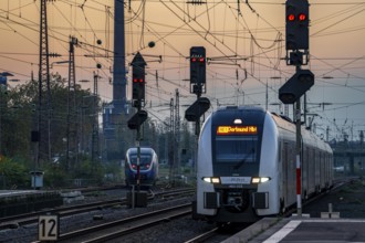 Regional-Express, RE1 to Dortmund, RRX, Rhein-Ruhr-Express, arriving at Essen main station, dusk,