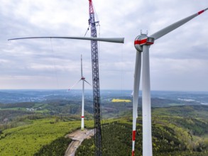 Erection of a wind turbine, wind energy plant, assembly of the third blade, with a crawler lattice