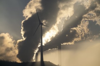 Windpark Halde Oberscholven, smoke clouds from the cooling tower and chimney of the Uniper