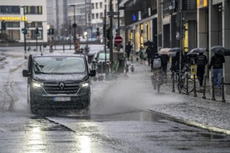 Winter, rainy weather, freezing rain, large puddle, puddle of water, in the city centre, Große