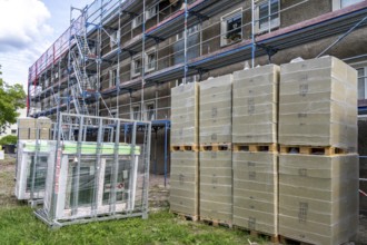 Energy-efficient refurbishment of an apartment block, thermal insulation, new windows and new roof