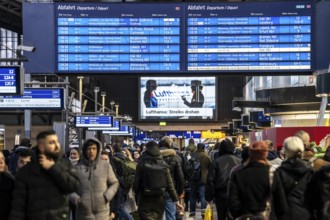 Display boards at Hamburg central station, evening rush hour, in front of another GDL, train driver