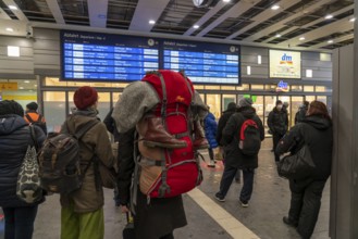 Essen main station, travellers inform themselves about cancelled train connections, partly full