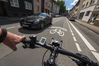 Bicycle road, cyclists have priority over car traffic, new cycle routes through Essen, here in the