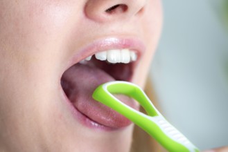 Bad breath, prevention by cleaning the tongue with a tongue brush