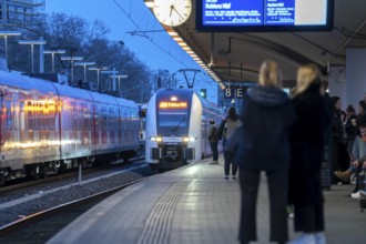 Cologne-Deutz railway station, platform for local trains, S-Bahn, regional trains, Cologne, North