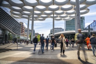 Station forecourt of Utrecht Centraal station, people on their way to and from the station, Hoog