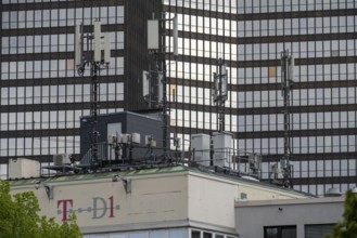 Antennas for mobile radio, on a building in the city centre of Essen, in the background the town