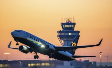 Ryanair Boeing 737, aircraft taking off at Cologne-Bonn Airport, CGN, Runway 14L/32R, Cologne,