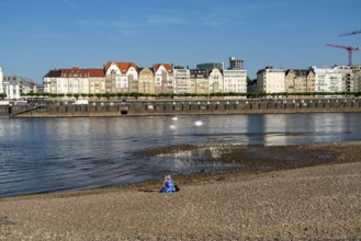 Rhine near Düsseldorf, extremely low water, Rhine level at 81 cm, falling, after a long drought the