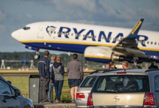 Amsterdam Shiphol Airport, Polderbaan, one of 6 runways, spotter area, see aeroplanes up close,