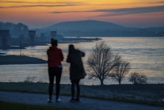 Rhine near Duisburg-Bruckhausen, walkers on the Rhine dyke, winter, Duisburg, North