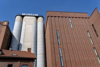 The inner harbour, in Duisburg, Küppersmühle building, MKM Museum Küppersmühle for Modern Art, new