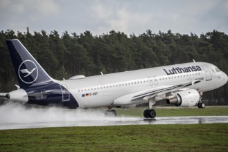 Lufthansa Airbus A320-211, D-AIQT, Runway West, Frankfurt am Main Airport, FRA, Hesse, Germany,