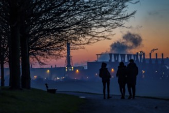 Rhine at Duisburg-Bruckhausen, steelworks Thyssenkrupp Steel, walkers on the Rhine dyke, winter,