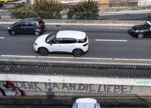 Graffiti on the ramp to the Rheinkniebrücke bridge in Düsseldorf, Denk ma an die Liebe