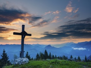 Summit cross of the Ahornbüchsenkopf at dawn, behind Osterhorngruppe and Dachstein, Roßfeld,