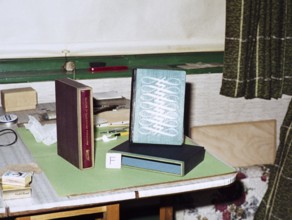 Buchbinderei-Display mit Büchern in Schubern auf einem Tisch, UK 1970er Jahre