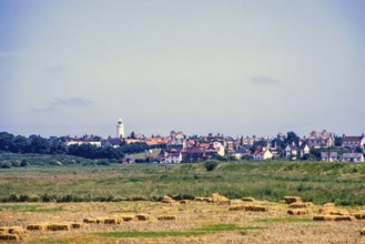 Blick über die Sümpfe zum Leuchtturm und zur Stadt, Southwold, Suffolk, England, UK Juli 1971