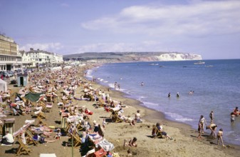 Menschenmassen von Urlaubern am Strand von Sandown, Isle of Wight, England, UK 1962